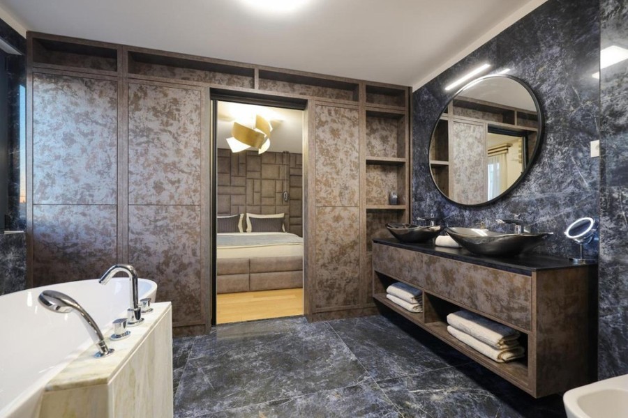 Badezimmer mit Badewanne und Doppelwaschtisch