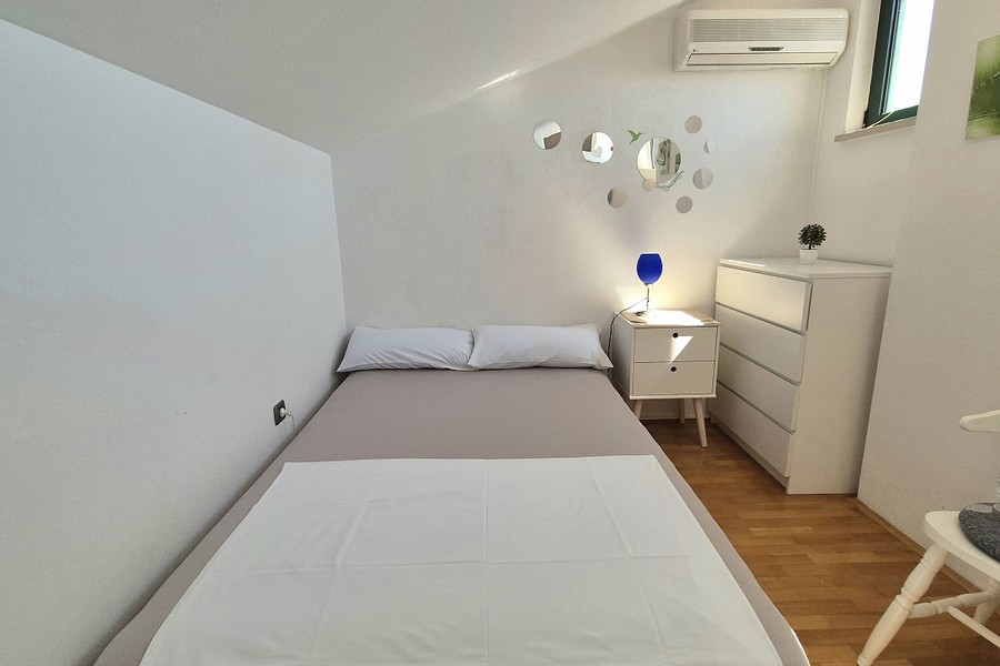 Schlafzimmer mit Kommode