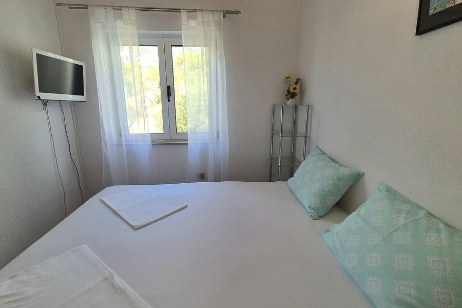 Schlafzimmer mit Fernseher an der Wand