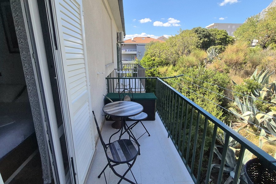 Balkon mit Bistrotisch und Blick ins Grüne