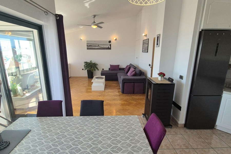 Wohnzimmer mit Ecksofa und Essbereich