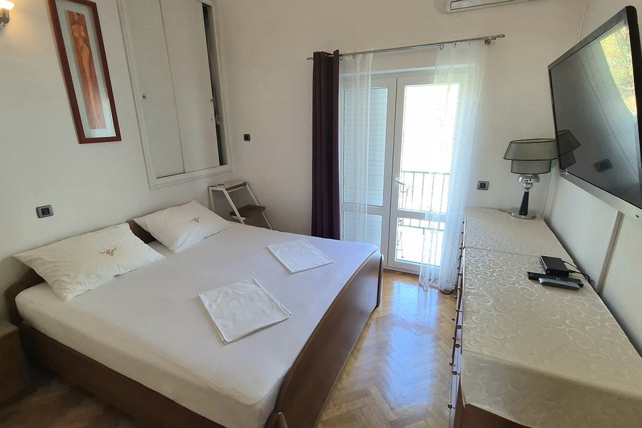 Schlafzimmer mit Doppelbett und Balkontür