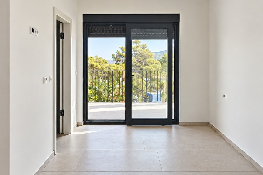 Schlafzimmer mit Tür zum Balkon