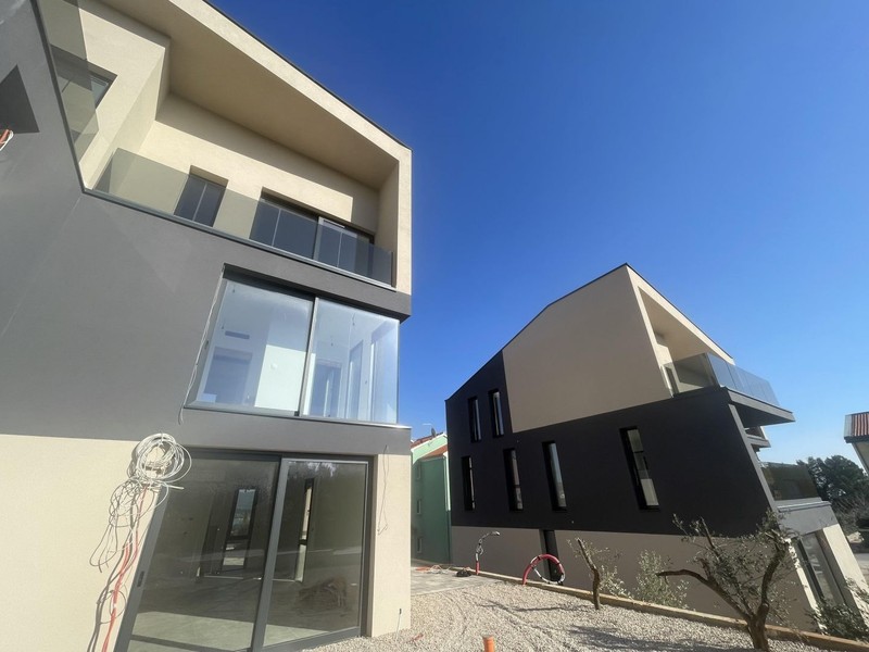 Fassade mit Glasbalkonen und Terrassen
