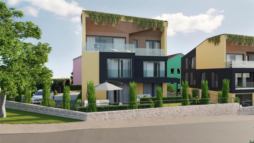 Neubau mit Dachbegrünung, Glasbrüstung und Sonnenschirm im Vorgarten