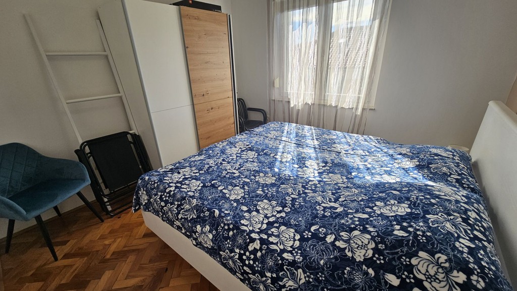 Zweites Schlafzimmer mit Sessel