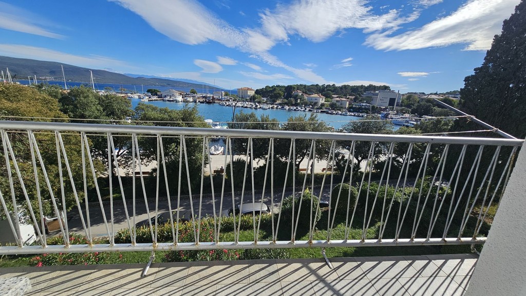 Balkon mit Blick auf Hafen und Meer