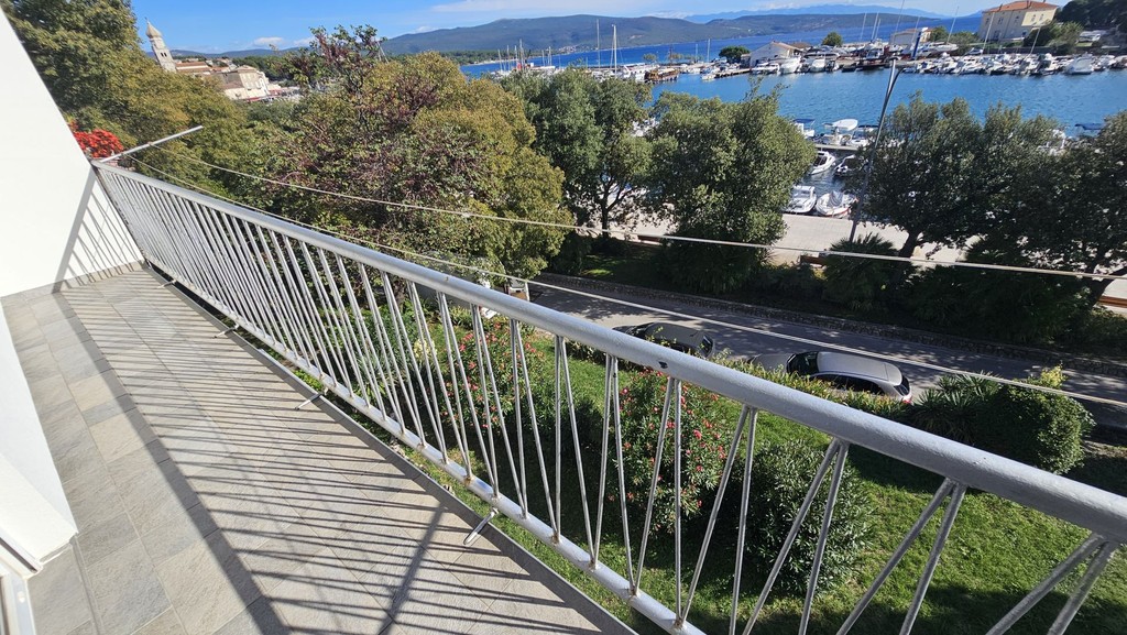Langer Balkon mit Geländer über der Straße