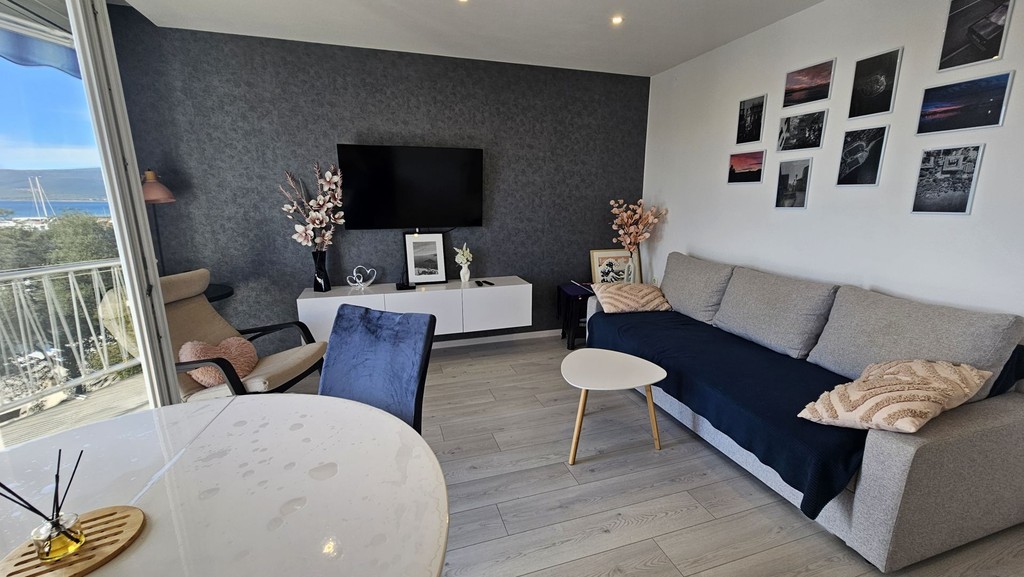 Wohnzimmer mit Sofa und rundem Esstisch