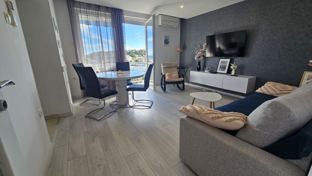 Wohnzimmer mit Balkontür und Blick nach draußen
