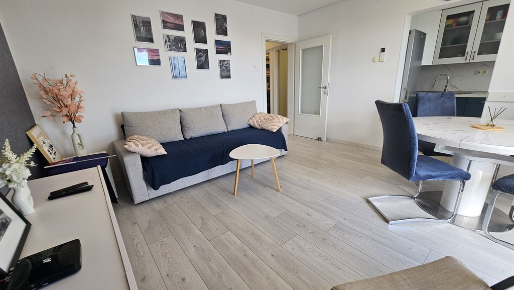Wohnbereich mit Sofa und Bildern an der Wand