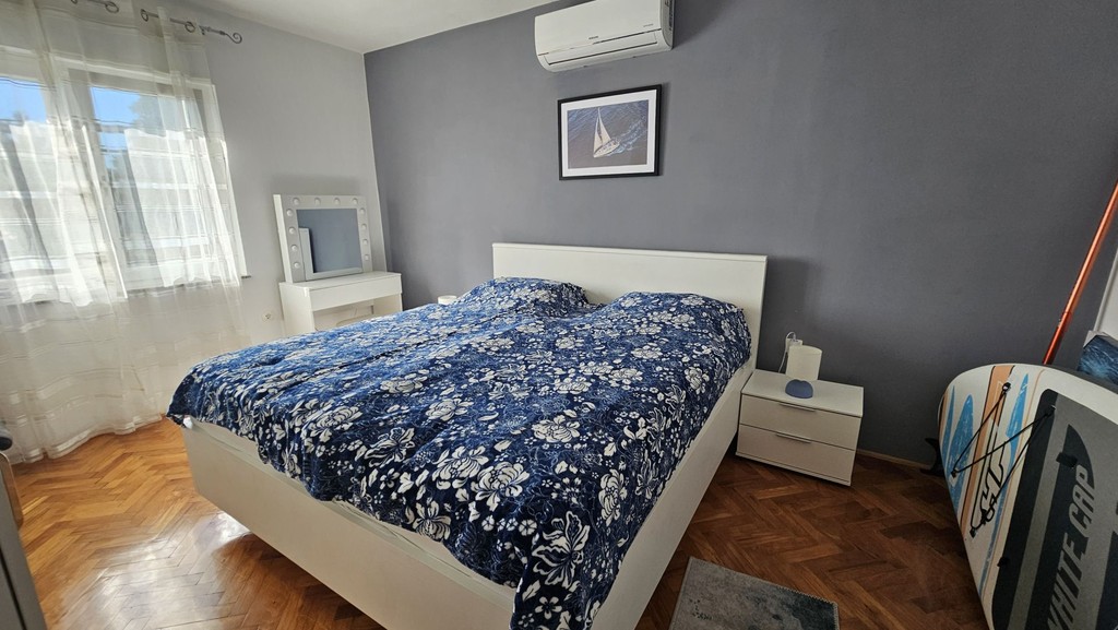 Schlafzimmer mit Doppelbett und Klimagerät