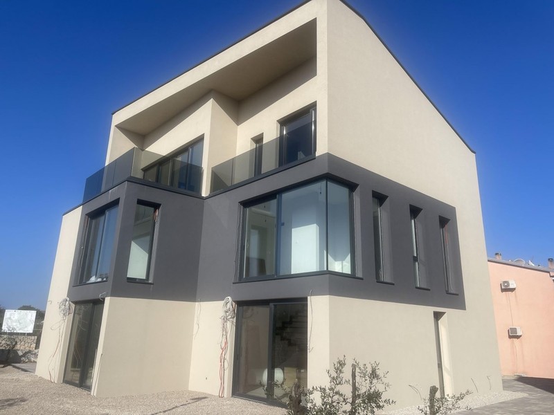 Hausecke mit dunkler Fassade