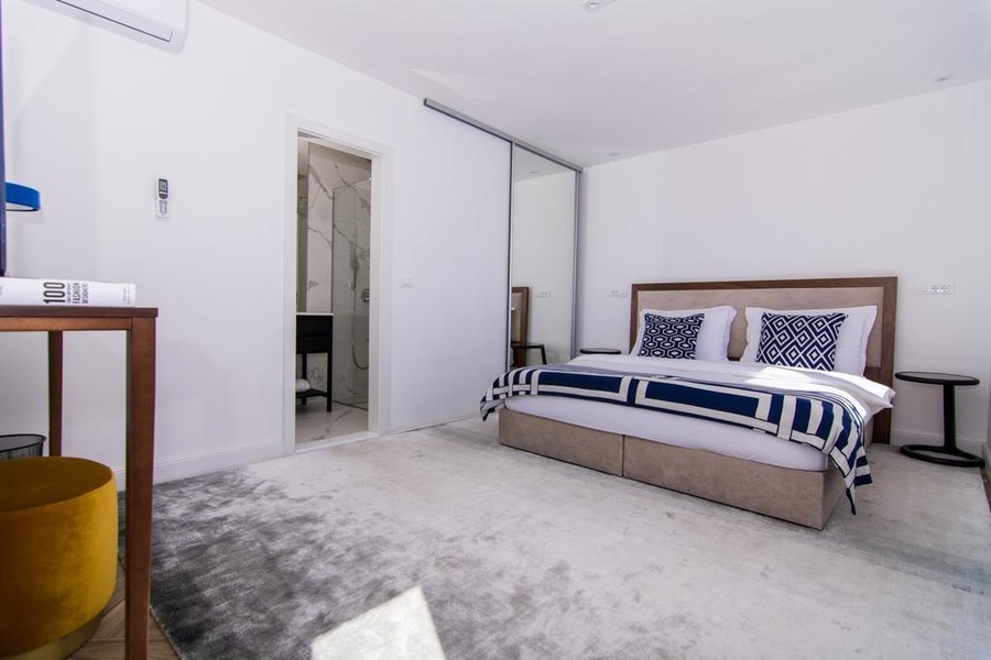 Schlafzimmer mit Einbauschrank und Bad