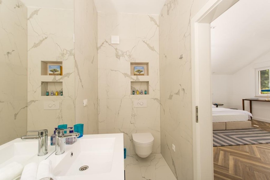 Badezimmer mit Marmoroptik