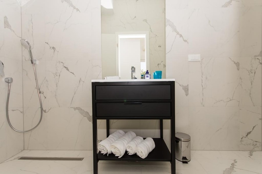 Badezimmer mit ebenerdiger Dusche
