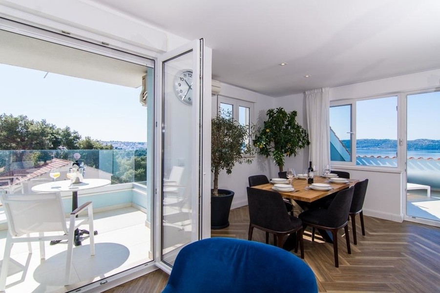 Essbereich mit Zugang zur Terrasse