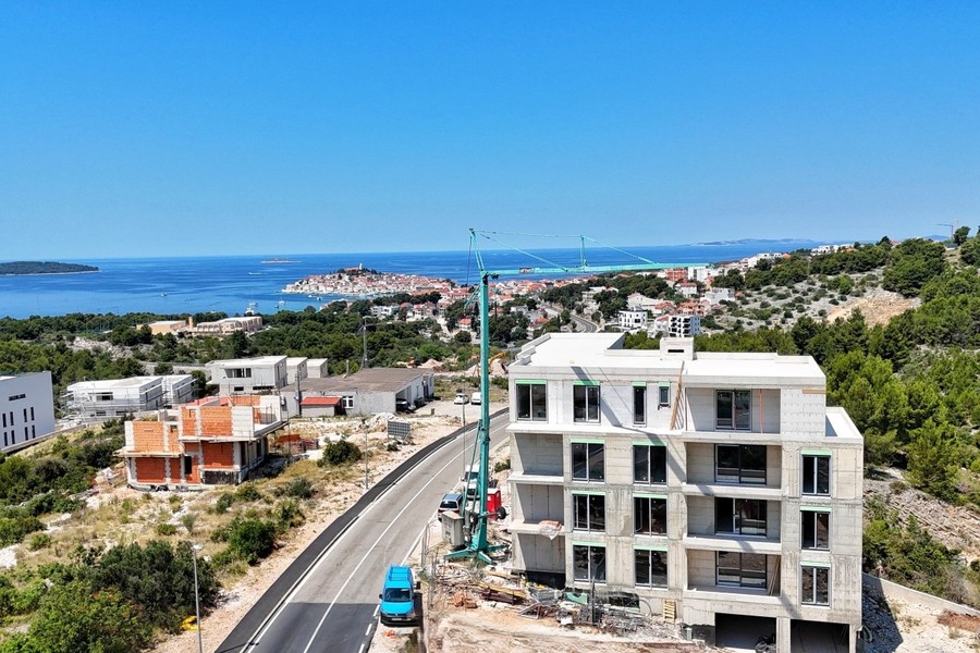 Baustelle an der Straße mit Blick auf das Meer