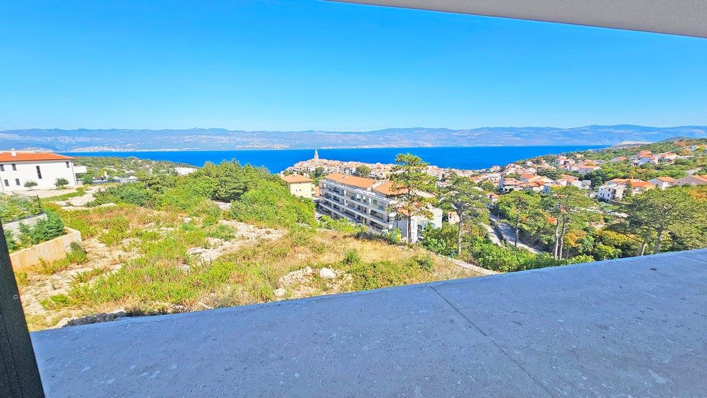 Blick von der Terrasse auf das Meer und die Küste