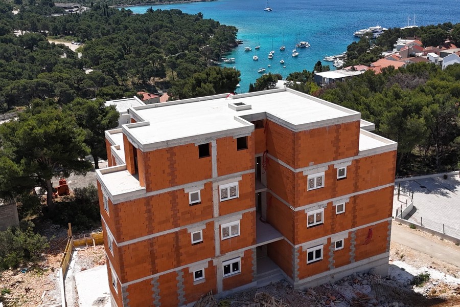 Wohnhaus im Rohbau mit Blick auf die Bucht