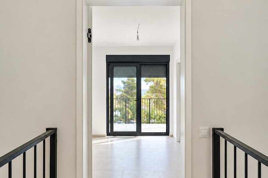 Blick von der Galerie in ein Schlafzimmer mit Balkon