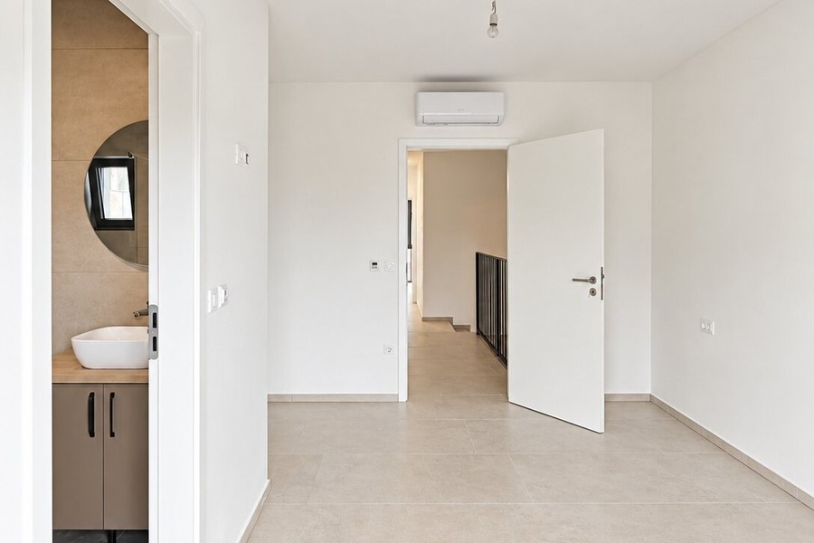 Schlafzimmer mit Klimagerät und eigenem Bad