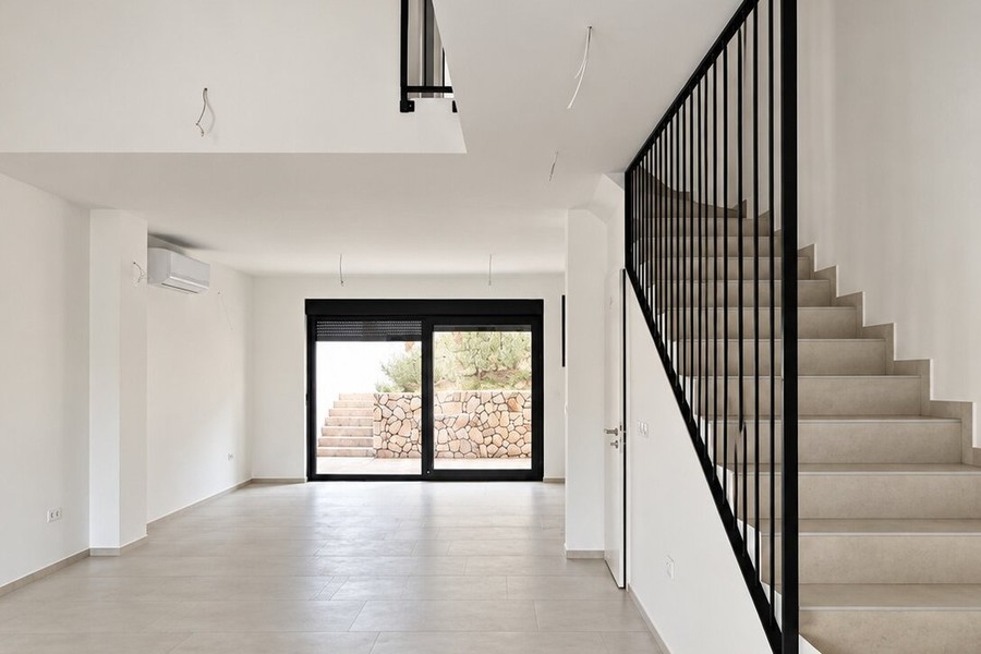 Wohnzimmer mit Treppe in die obere Etage