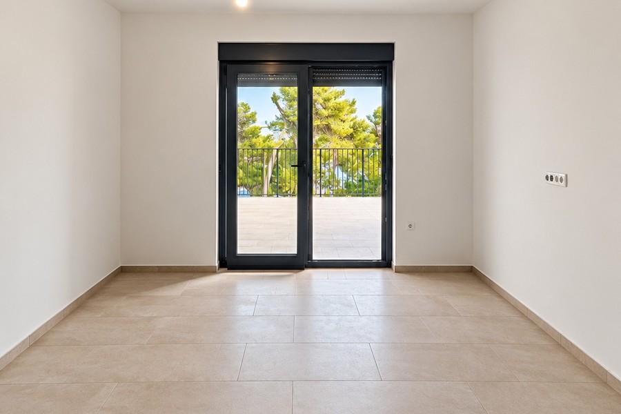 Zimmer mit Glastür zur Terrasse