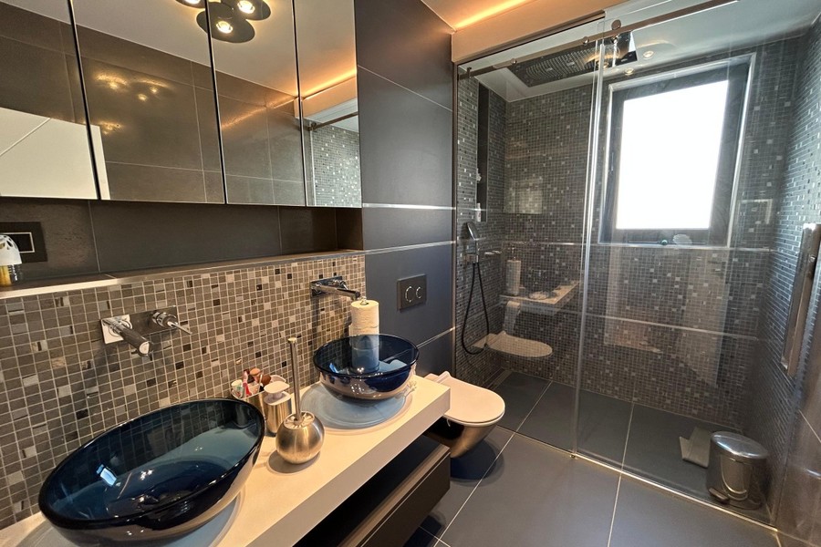 Badezimmer mit zwei Glasbecken und Dusche