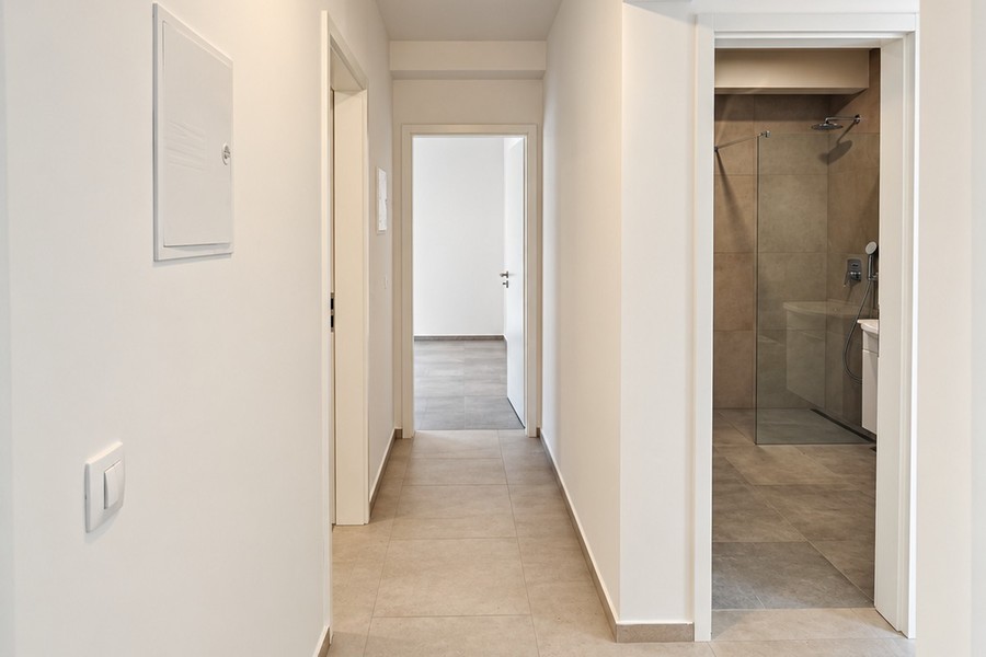 Flur mit Blick ins Badezimmer