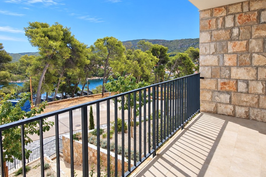Balkon mit Blick durch die Pinien auf das Meer