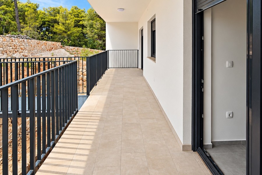 Lange Terrasse entlang der Wohnung