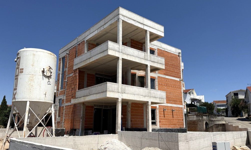 Neubau mit drei Wohnungen im Bau