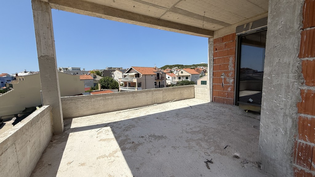 Überdachte Terrasse des Penthouses im Rohbau