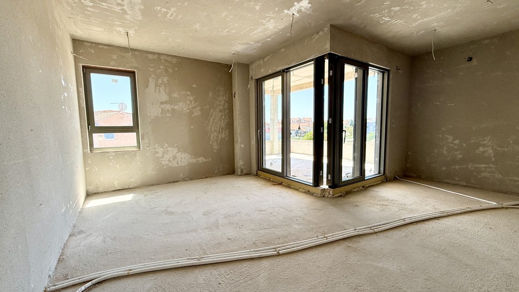 Wohnzimmer mit großen Fensterflächen