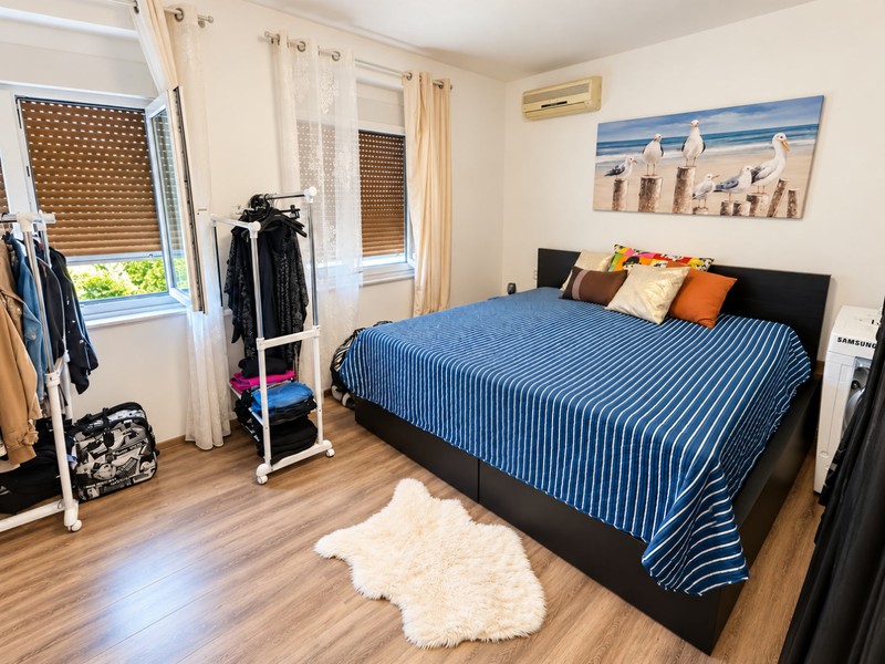 Schlafzimmer mit Fenster und Kleiderständer