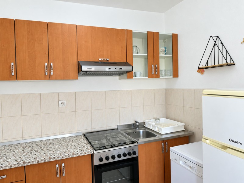 Küche mit Herd, Spüle und Kühlschrank