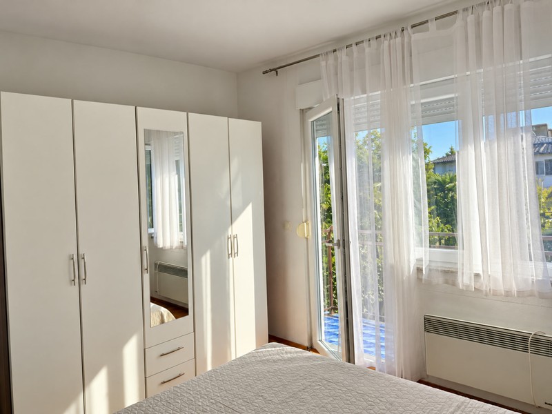 Schlafzimmer mit großem Kleiderschrank