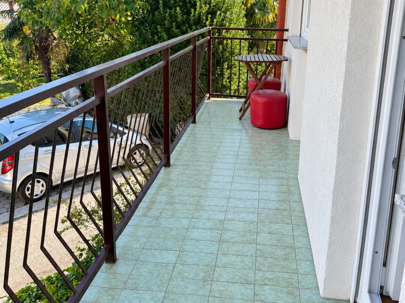 Langer Balkon mit Geländer