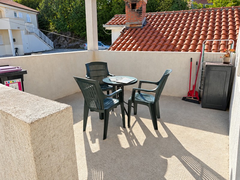 Terrasse mit Gartenmöbeln