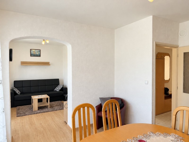 Wohnzimmer mit Sofa und Durchgang zum Essbereich