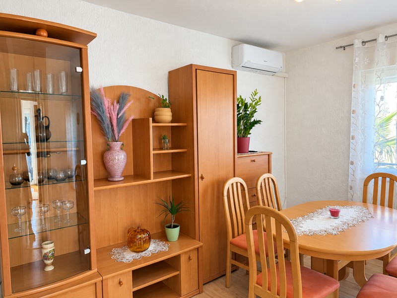 Essbereich mit Vitrine und rundem Tisch