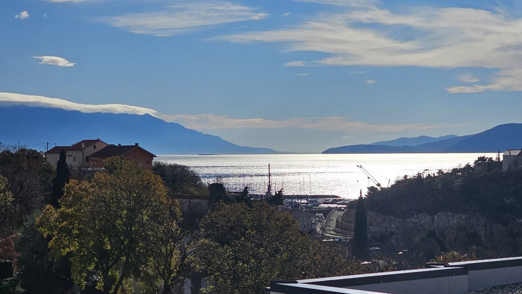 Ausblick über den Ort auf das Meer