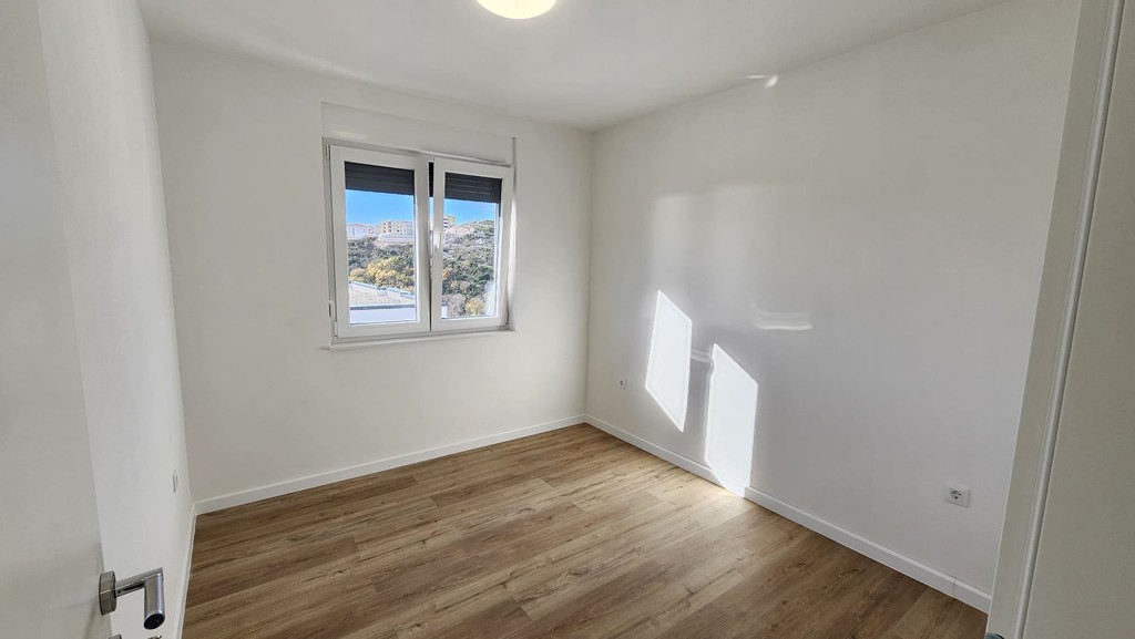 Zweites Schlafzimmer mit Fenster
