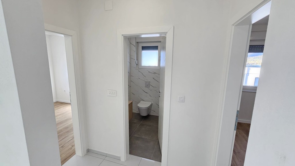 Flur mit Blick ins Badezimmer