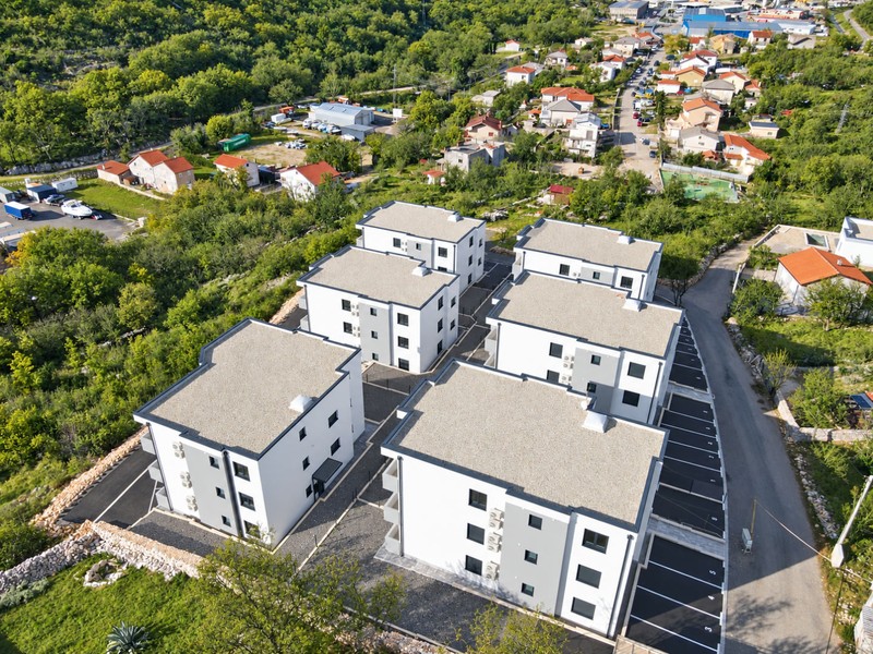 Wohnhäuser mit Parkflächen von oben