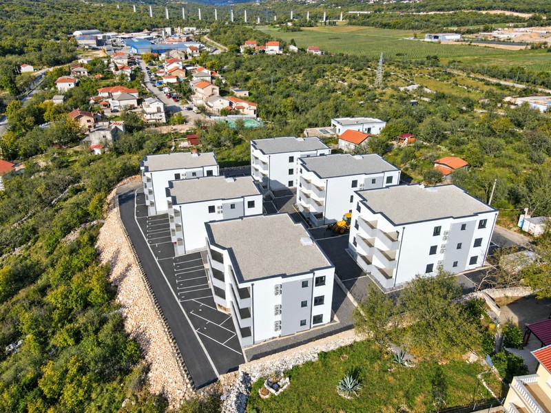 Neubauten am Hang mit Parkplätzen