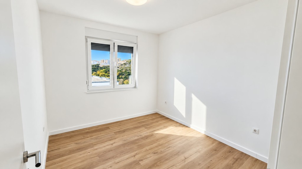 Zweites Schlafzimmer mit Fenster
