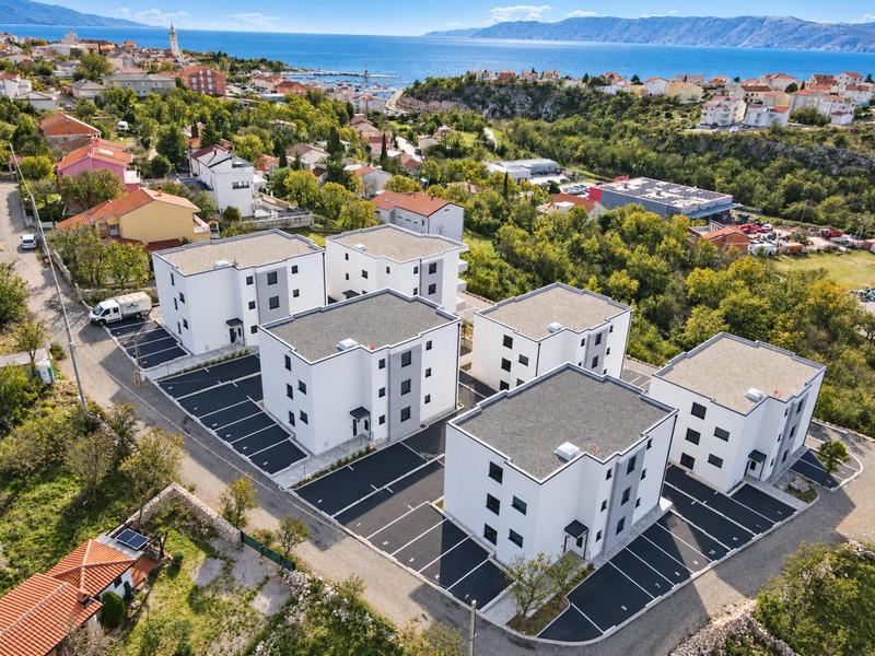 Wohnhäuser mit Parkplätzen von oben
