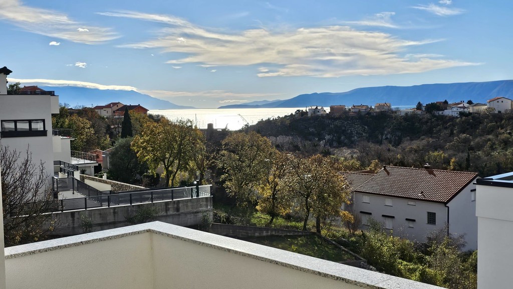 Ausblick auf das Meer über die Dächer